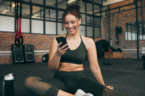 Garota fitness treinando com app e personal online