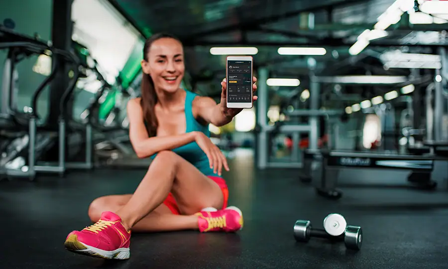 Mulher Personal Trainer mostrando o app PersonalGO
