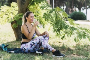 Mulher relaxando ao ar livre representando como desintoxicar o corpo naturalmente