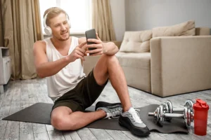 praticante fitness fazendo treino de musculação online grátis