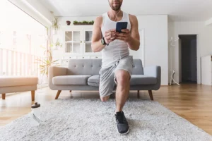Homem treinando com aplicativo para treino em casa