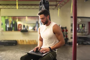 Personal trainer montando treino online grátis