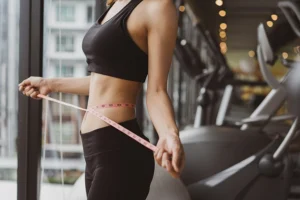 Mulher no treino para conseguir fazer recomposição corporal