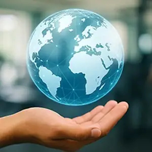 pessoa segurando globo digital