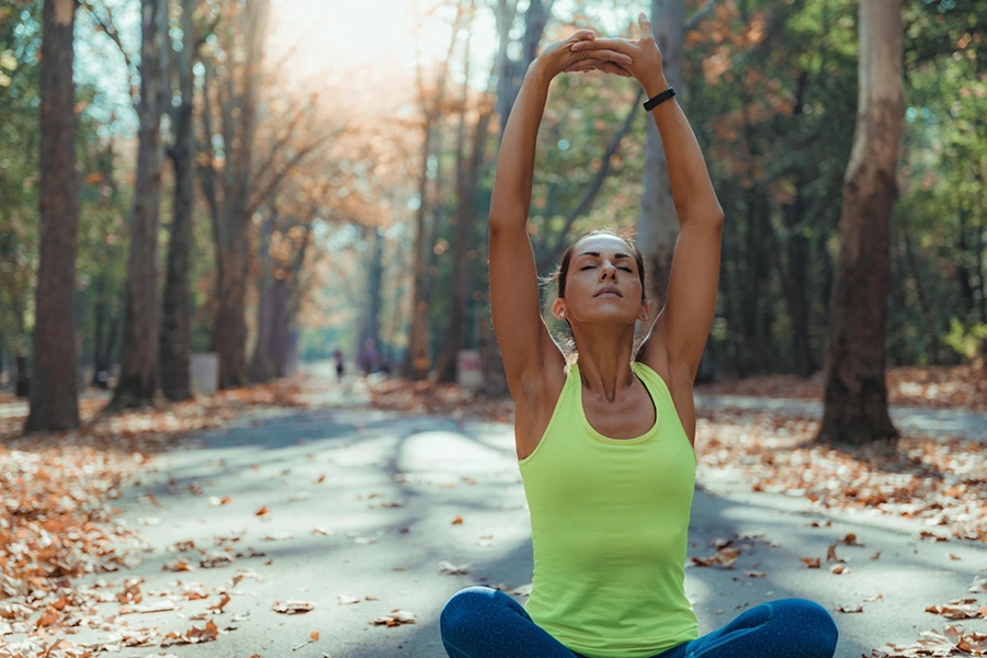 Mulher fazendo exercícios para saúde mental