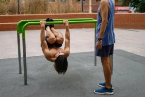 Homem fazendo exercício de calistenia front lever