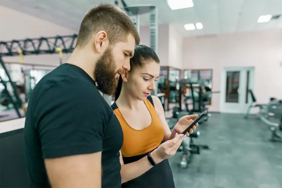 Personal trainer atendendo aluno online por aplicativo de treino