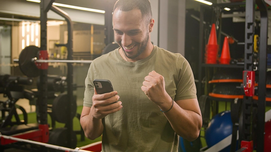 Personal trainer usando app para montar treino online