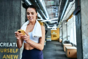 Mulher acessando planos de treinos gratuitos no app
