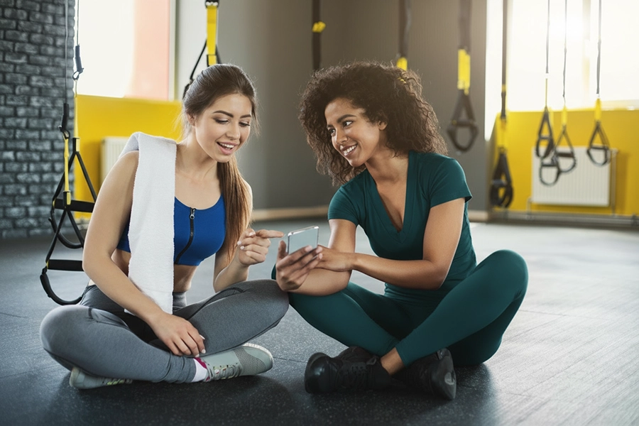 Aluna recebendo feedback no treino