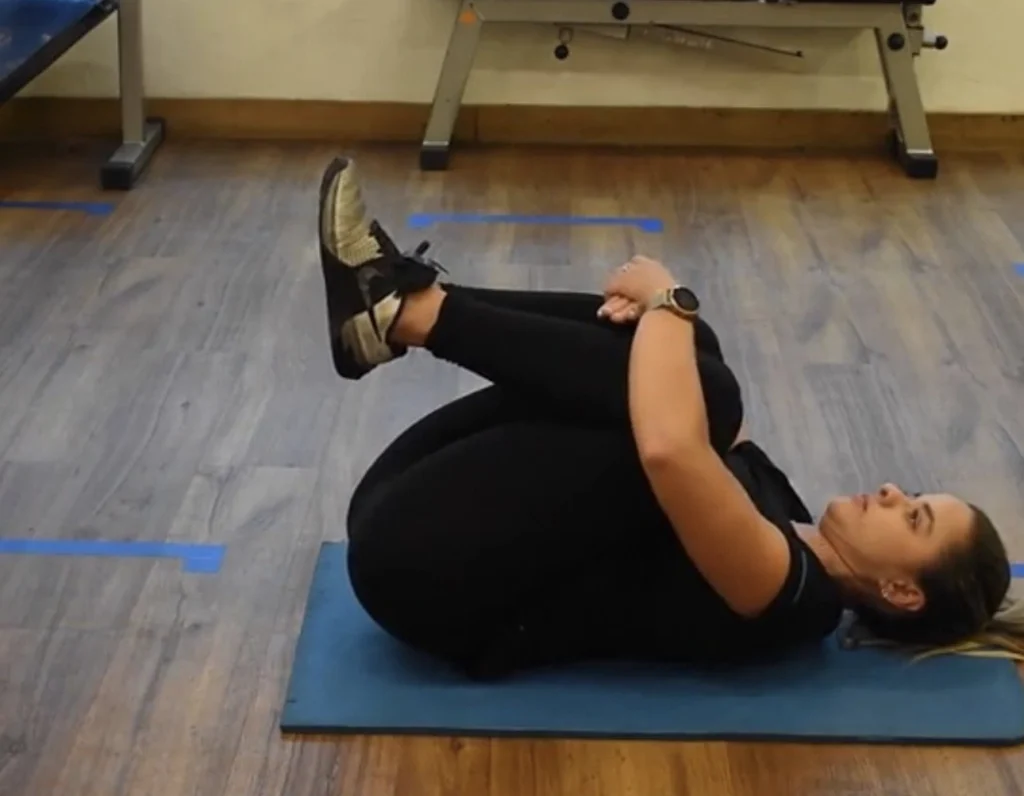 Abraço aos joelhos deitado