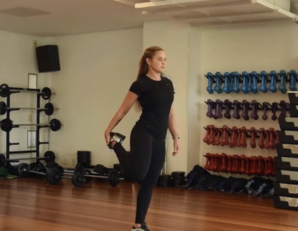 Puxada de pé em alongamento