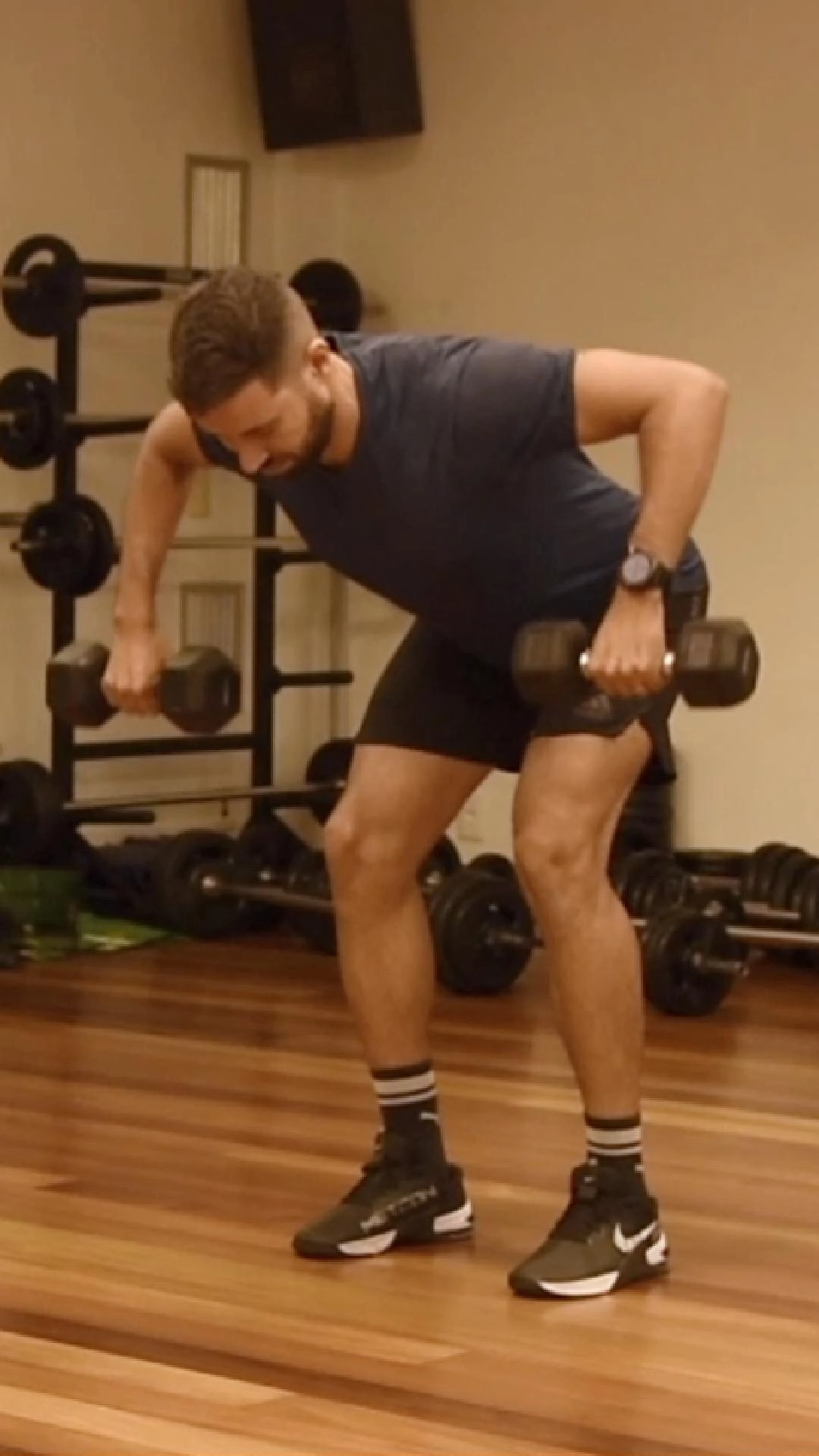 Remada aberta curvada com halteres