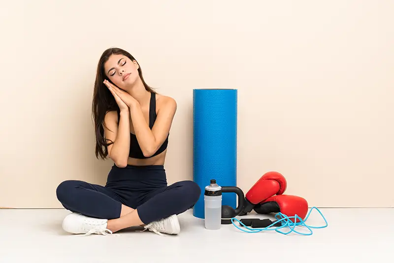 Sono e desempenho físico - mulher com sono no treino