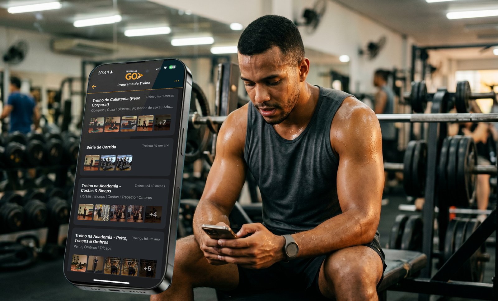 atleta registrando carga e séries no aplicativo de treino de musculação durante sessão na academia