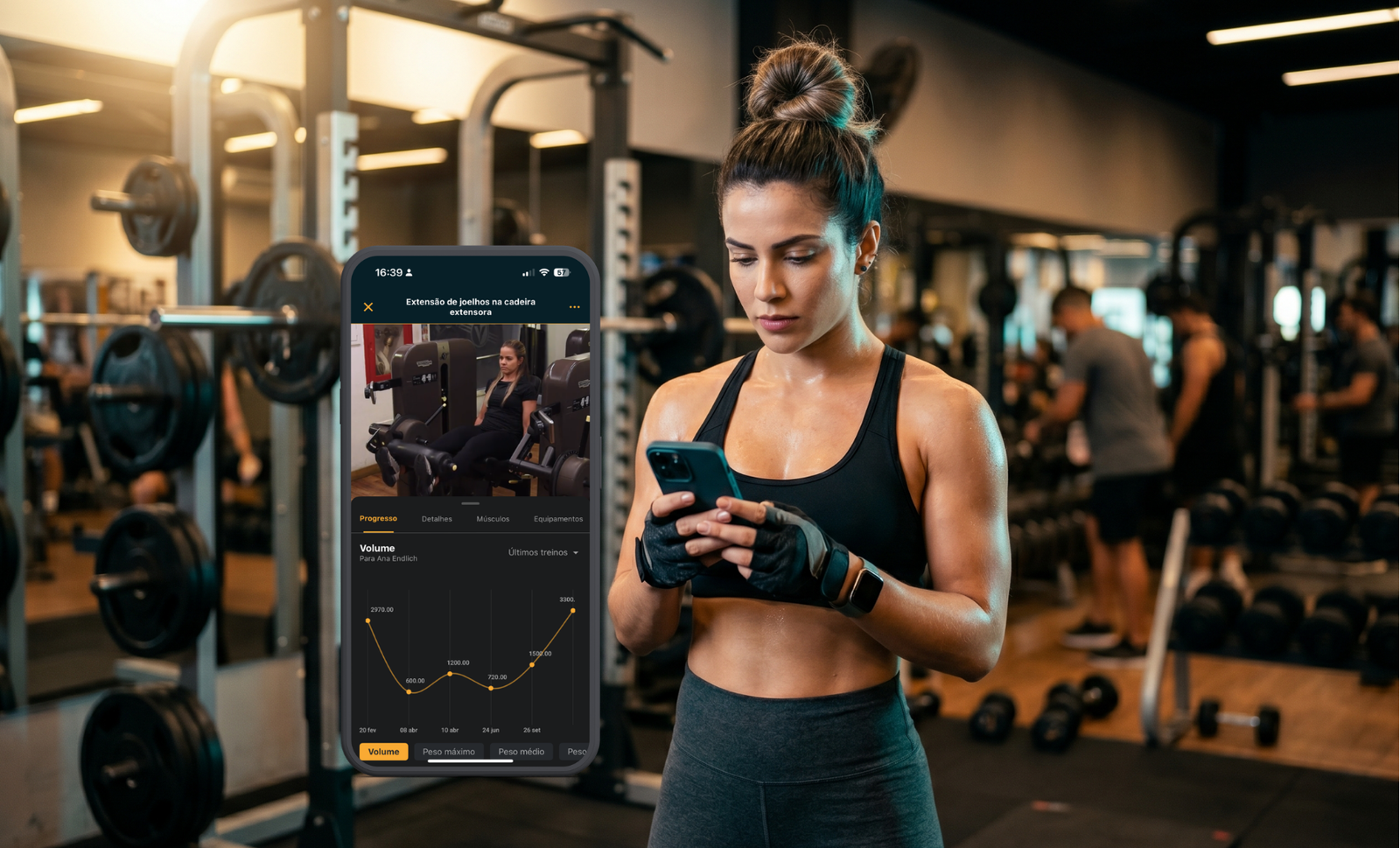 pessoa na academia usando aplicativo para montar treino de musculação no celular