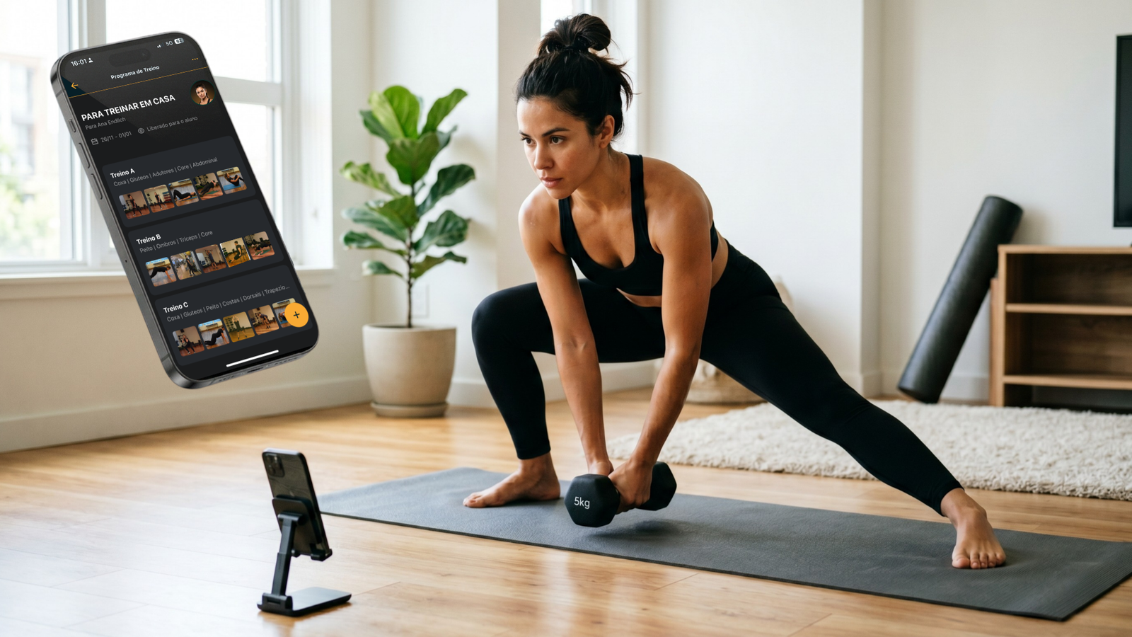 mulher treinando em casa com halter seguindo programa de treino prescrito por personal trainer online no app PersonalGO