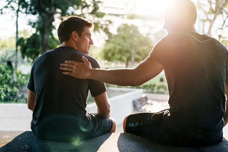 Personal trainer e aluno no dia de educador físico