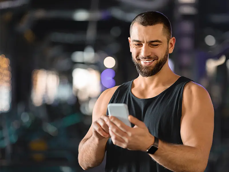 Personal trainer resgatando seu escaneamento corporal grátis no aplicativo para testar com um aluno