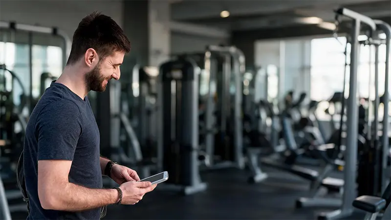 Personal trainer com presença digital nas redes sociais
