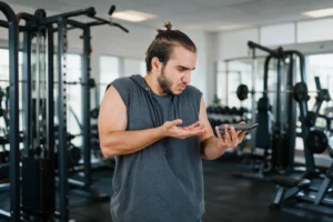Aluno de academia com dúvida sobre como montar treino