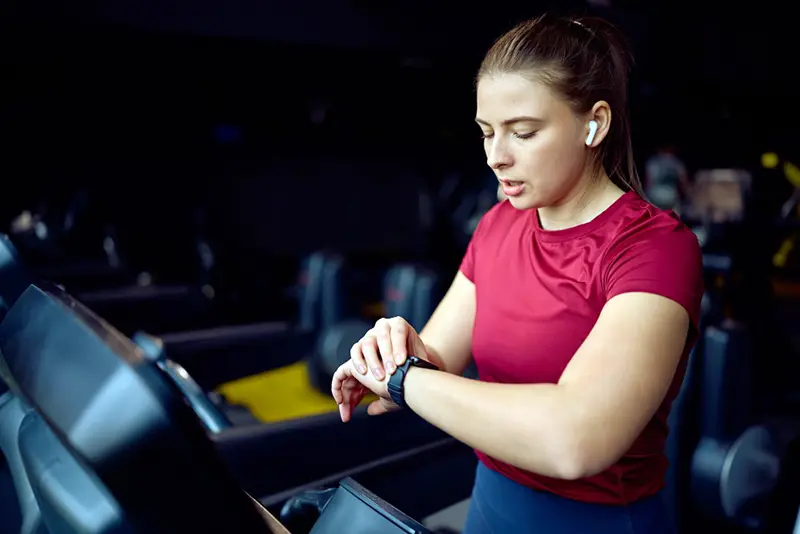 Aluna verificando o tempo para ver resultado na academia através da composição corporal no aplicativo PersonalGO